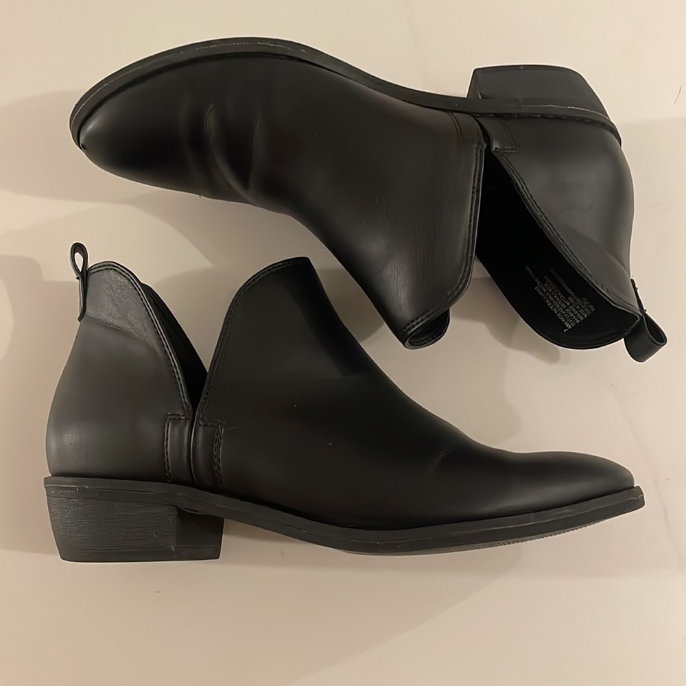 Universal thread black booties